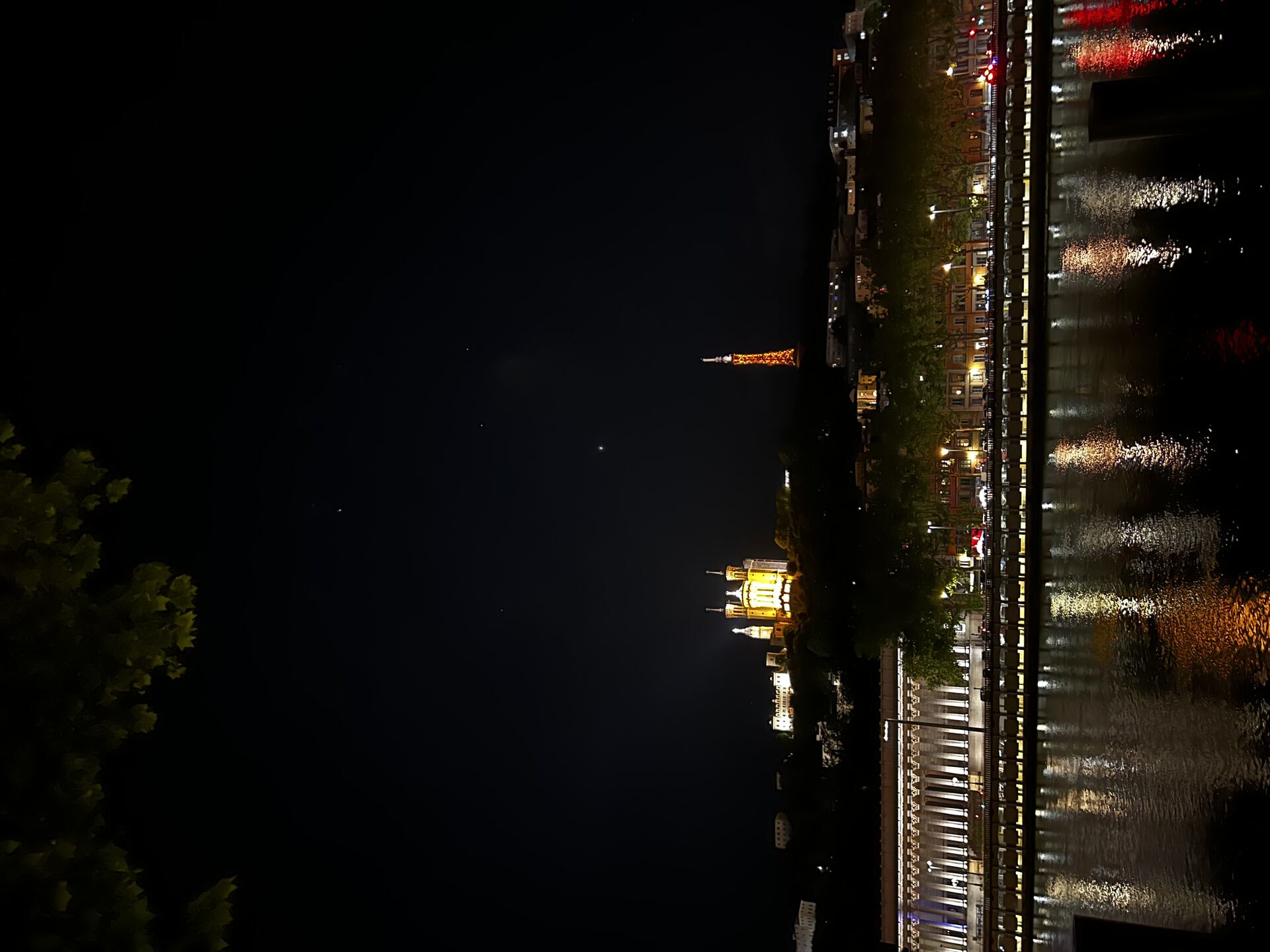 Vue nocturne de Lyon, avec la basilique de Fourvière et la tour métallique illuminées, surplombant la Saône